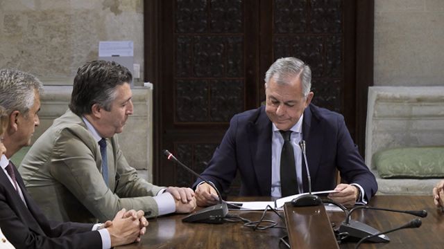 La Hermandad del Cachorro entrega al alcalde un recuerdo conmemorativo del Jubileo de las Cofradías de 2025 - 1, Foto 1