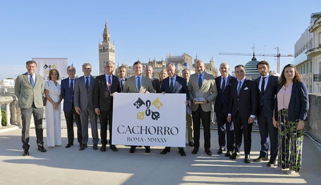 La Hermandad del Cachorro entrega al alcalde un recuerdo conmemorativo del Jubileo de las Cofradías de 2025 - 3, Foto 3