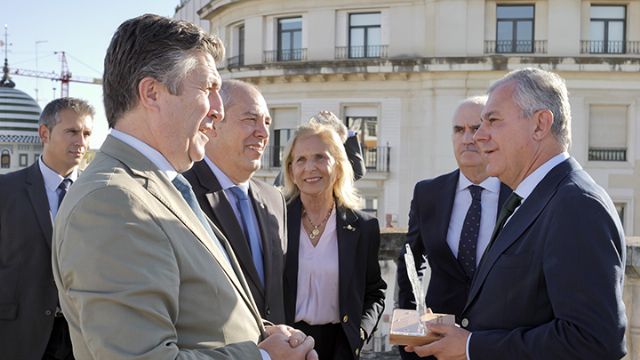 La Hermandad del Cachorro entrega al alcalde un recuerdo conmemorativo del Jubileo de las Cofradías de 2025 - 4, Foto 4