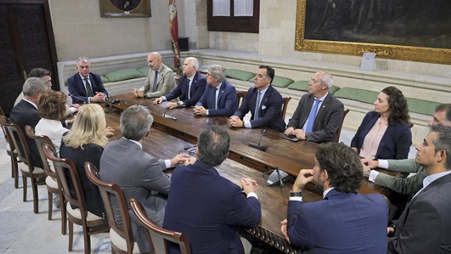 La Hermandad del Cachorro entrega al alcalde un recuerdo conmemorativo del Jubileo de las Cofradías de 2025 - 5, Foto 5