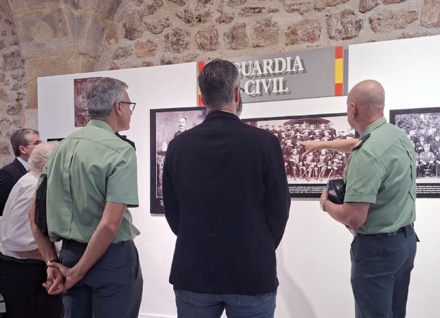 La Guardia Civil inaugura en Murcia la exposición de fotografía 'La Guardia Civil en el siglo XIX, de su fundación al desastre del 98' La Guardia Civil inaugura en Murcia la exposición de fotografía 'La Guardia Civil en el siglo XIX, de su fundación al desastre del 98'