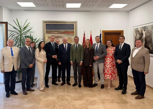 El Gobierno regional muestra su experiencia en emergencias y defensa a una delegación institucional polaca El Gobierno regional muestra su experiencia en emergencias y defensa a una delegación institucional polaca