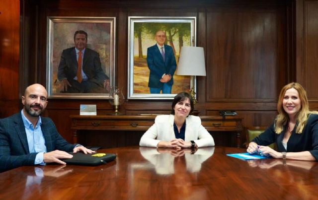 El Colegio Notarial de Murcia y la Comunidad Autónoma refuerzan su colaboración para mejorar la información y el asesoramiento al ciudadano El Colegio Notarial de Murcia y la Comunidad Autónoma refuerzan su colaboración para mejorar la información y el asesoramiento al ciudadano