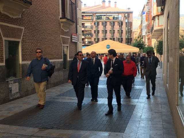 Técnicos municipales revisan las distintas calles del casco histórico por la procesión extraordinaria del III Congreso Internacional de Cofradías y Hermandades - 1, Foto 1