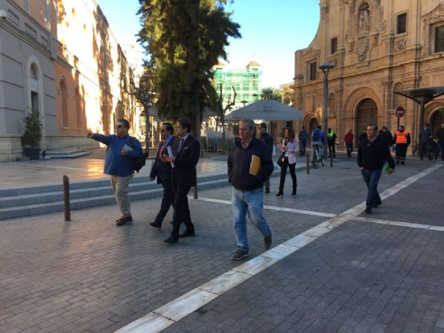 Técnicos municipales revisan las distintas calles del casco histórico por la procesión extraordinaria del III Congreso Internacional de Cofradías y Hermandades - 2, Foto 2