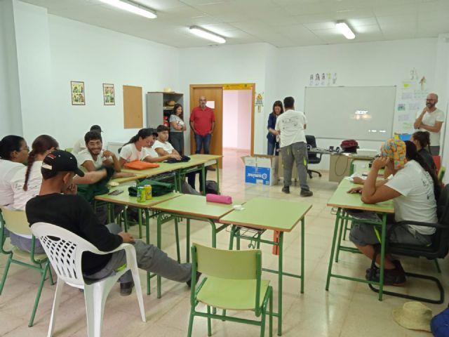 Visita a los alumnos trabajadores participantes en el PMEF de jóvenes beneficiarios de Garantía Juvenil - 2, Foto 2