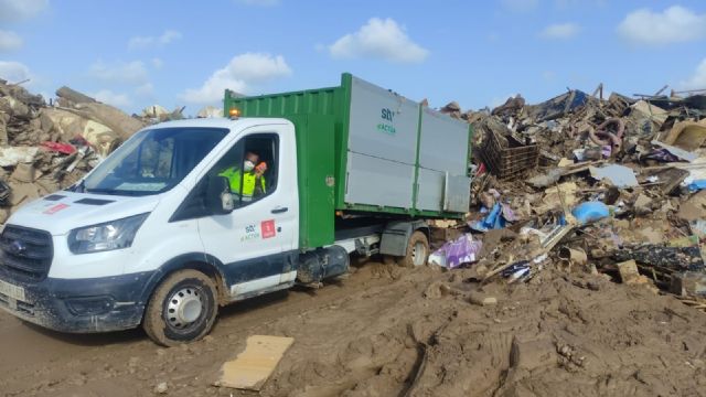 Una dotación del Servicio de Parques y Jardines se suma a los efectivos del Ayuntamiento ya desplazados en Valencia - 2, Foto 2