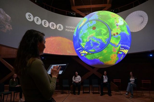 La compañía tecnológica ha creado una avanzada esfera de proyección educativa en Sféra Pardubice, la quinta y mayor empresa estatal de la República Checa - 1, Foto 1