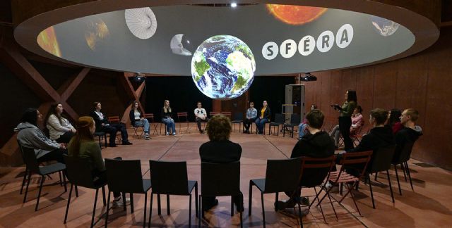 La compañía tecnológica ha creado una avanzada esfera de proyección educativa en Sféra Pardubice, la quinta y mayor empresa estatal de la República Checa - 2, Foto 2