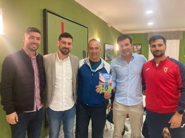 La Casa de los Duendes acoge la presentación del libro 'Mi Juanito me jubila. Cuando el fútbol es una presión' del ex futbolista Víctor Dus - 1, Foto 1