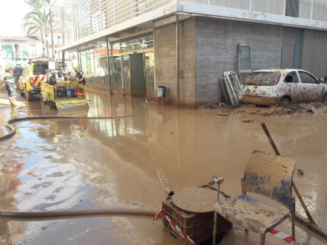 La columna del dispositivo de ayuda del Ayuntamiento de Lorca se centra en labores de achique en el casco histórico de Paiporta - 3, Foto 3