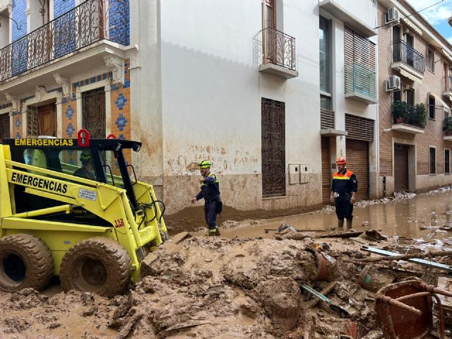 La columna del dispositivo de ayuda del Ayuntamiento de Lorca se centra en labores de achique en el casco histórico de Paiporta - 4, Foto 4