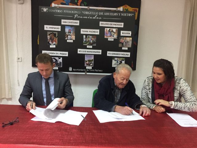 Firma de convenios entre el ayuntamiento y las asociaciones de mayores del municipio - 2, Foto 2