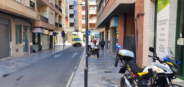 La Policía Local de Lorca salva la vida a un bebé de ocho meses que se estaba atragantando por ingesta de alimento y que obstruía sus vías respiratorias - 1, Foto 1