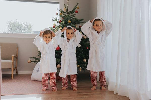 Torres Novas celebra la Navidad dedicándosela a los más pequeños: con sus famosos albornoces, ¡ahora en talla mini! - 1, Foto 1