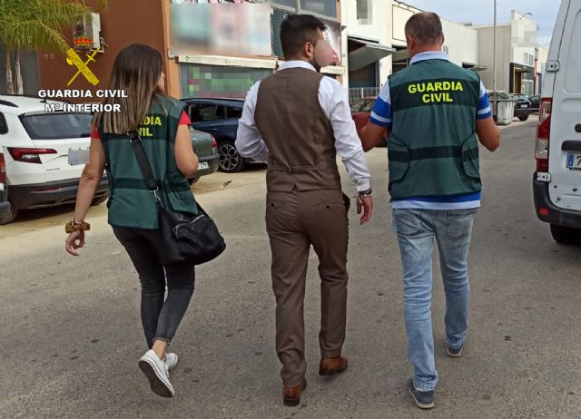 La Guardia Civil esclarece la estafa de más de 100.000 euros presuntamente cometida por el comercial de una empresa de compra-venta de vehículos - 2, Foto 2