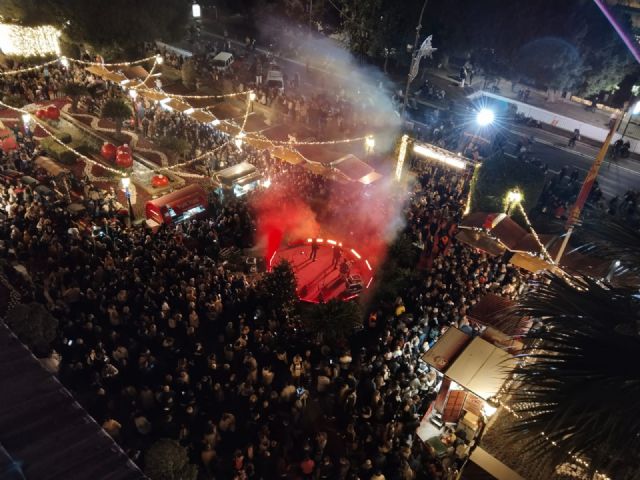 Miles de murcianos disfrutan en la Glorieta con la fantasía del estreno del Cuento de Navidad - 1, Foto 1