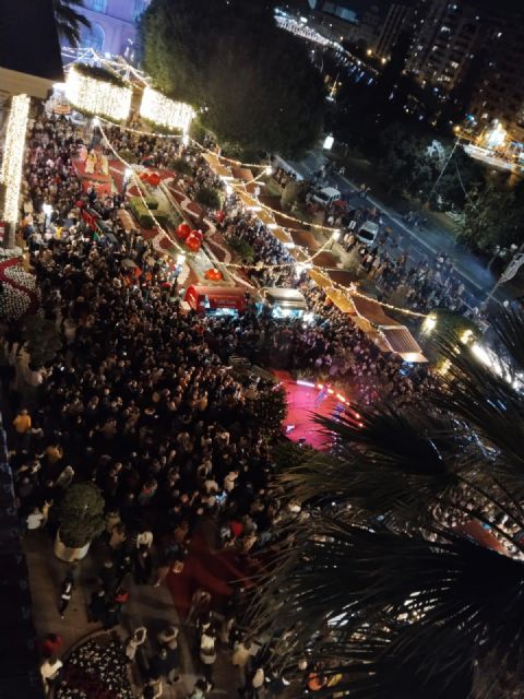 Miles de murcianos disfrutan en la Glorieta con la fantasía del estreno del Cuento de Navidad - 2, Foto 2