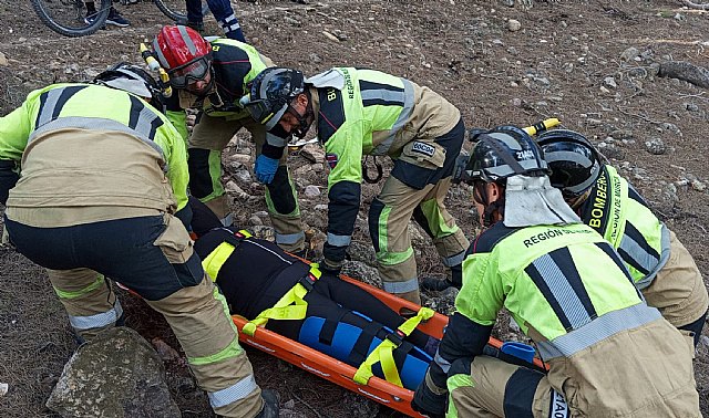 Bomberos rescatan a una ciclista herida en un sendero de Altorreal tras una caída - 1, Foto 1