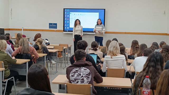 La Facultad de Enfermería acerca a los estudiantes los recursos sociosanitarios de la Región - 1, Foto 1