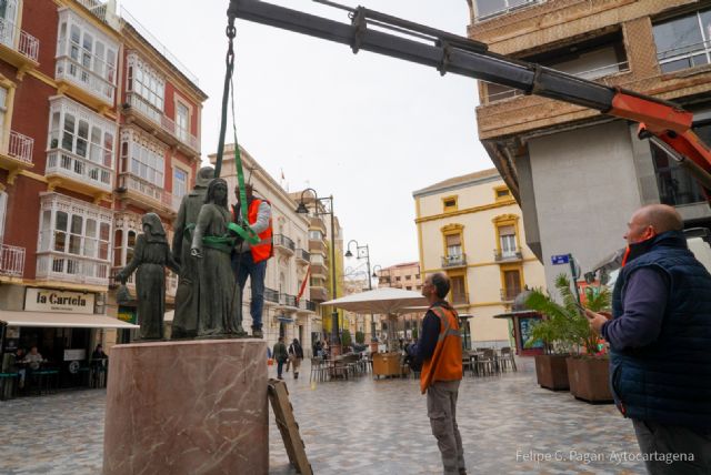 El Ayuntamiento de Cartagena retira un pequeño nazareno del monumento al Procesionista para repararlo antes del Miércoles de Ceniza - 1, Foto 1