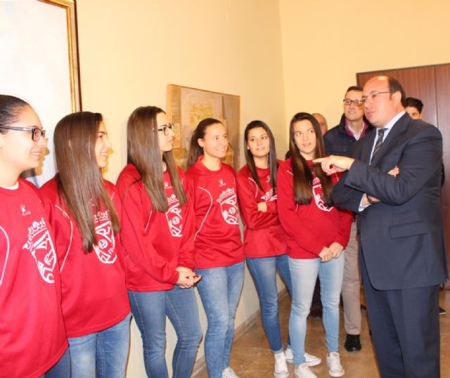 El presidente de la Comunidad recibe a la Selección Femenina de Fútbol Sala Sub-21 de la Región d Murcia, campeona de España en esta categoría - 2, Foto 2