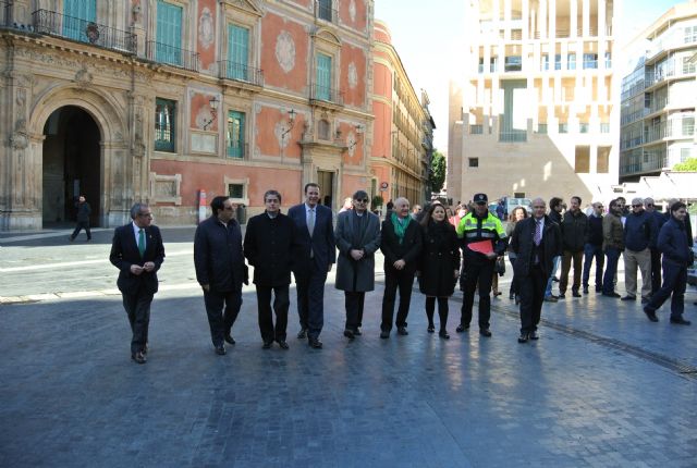 Los técnicos municipales adaptan las principales vías del casco urbano para garantizar el paso de las procesiones - 1, Foto 1