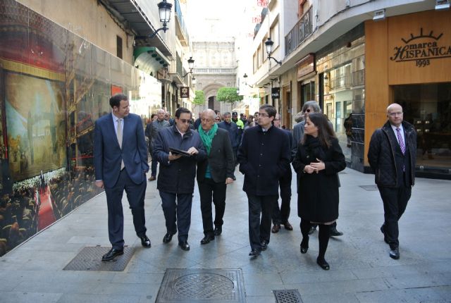 Los técnicos municipales adaptan las principales vías del casco urbano para garantizar el paso de las procesiones - 3, Foto 3