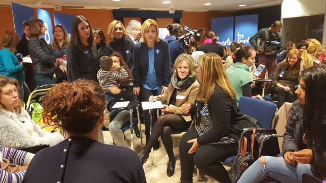 Más de 100 mujeres participan en la jornada sobre igualdad organizada por la Consejería de Familia y Radio Ecca - 1, Foto 1