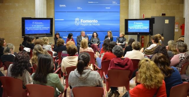 Fomento aplaude el papel de la mujer en el sector de la construcción de la Región - 1, Foto 1