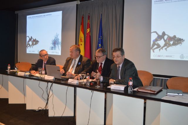 Representantes de diversas profesiones debaten sobre su función social, los servicios que prestan y la libre competencia - 1, Foto 1