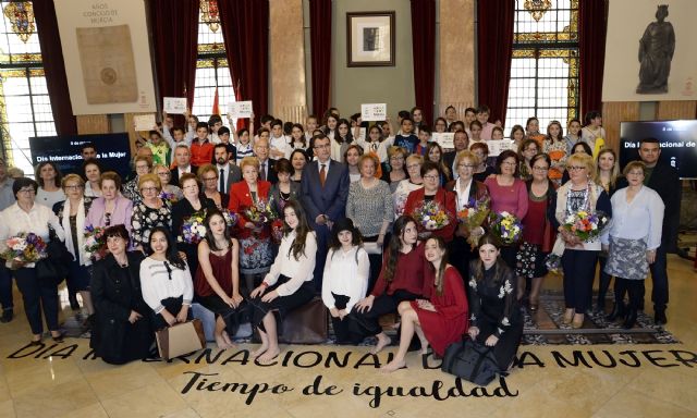 El Ayuntamiento rinde homenaje a las mujeres que abren camino en el mundo del deporte y de los mayores - 1, Foto 1