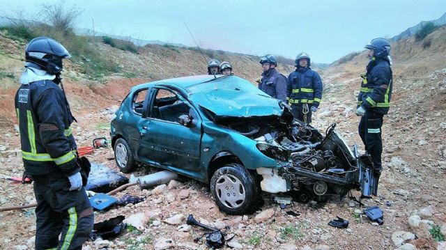 Fallece una mujer y una niña resulta herida tras un accidente de trafico al caer su vehiculo por la Rambla del Albujon - 1, Foto 1