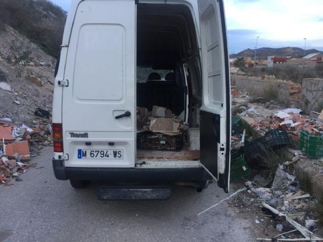 La Policia Local denuncia al conductor de un vehiculo por depositar escombros en la via publica - 1, Foto 1