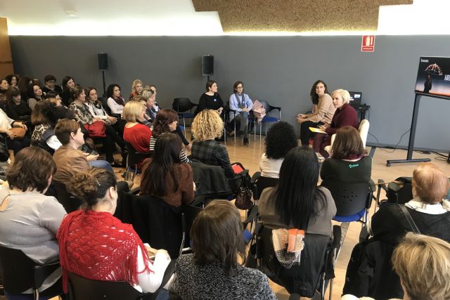 Las mujeres ocupan el 55 por ciento de los cargos directivos de los centros educativos de la Región - 2, Foto 2