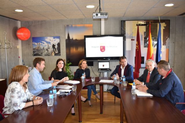 La consejera de Educación, Juventud y Deportes se reúne con el presidente de la Federación regional de Piragüismo - 1, Foto 1