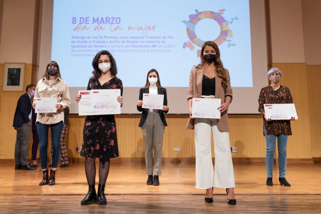 La necesidad de la perspectiva de género en el periodismo y el reparto de tareas de cuidados en las parejas, temas de las dos investigaciones premiadas por la UMU - 1, Foto 1