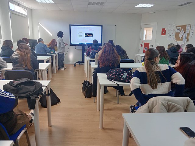 D´Genes sensibiliza sobre las enfermedades raras a alumnos del CESUR de Murcia - 1, Foto 1