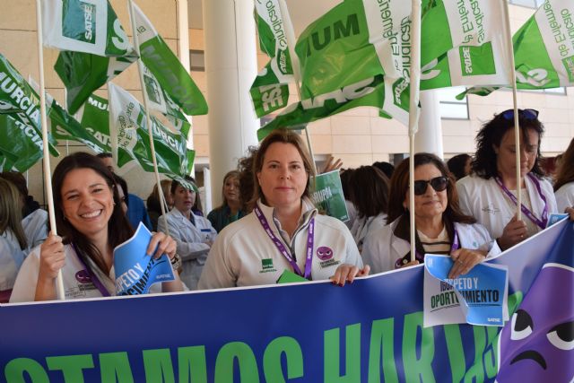 Enfermeras se manifiestan en Murcia contra la discriminación y la brecha de género laboral - 1, Foto 1