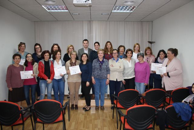 El Alcalde entrega los diplomas de los dos talleres sobre Inteligencia emocional - 1, Foto 1