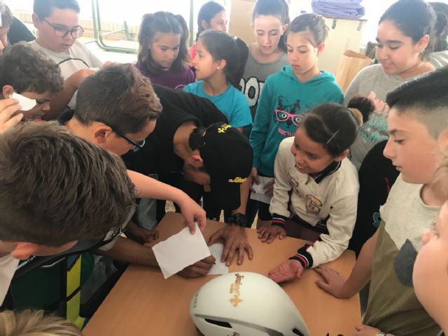 Los alumnos del CEIP San Isidoro de El Algar intercambian impresiones con el triatleta Pedro Andujar - 1, Foto 1