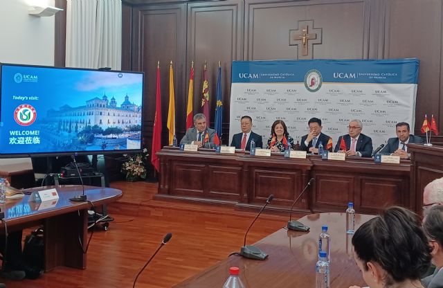 Juan María y Alejandro asiste a la firma del convenio entre la UCAM y la Shandong Sport University - 1, Foto 1