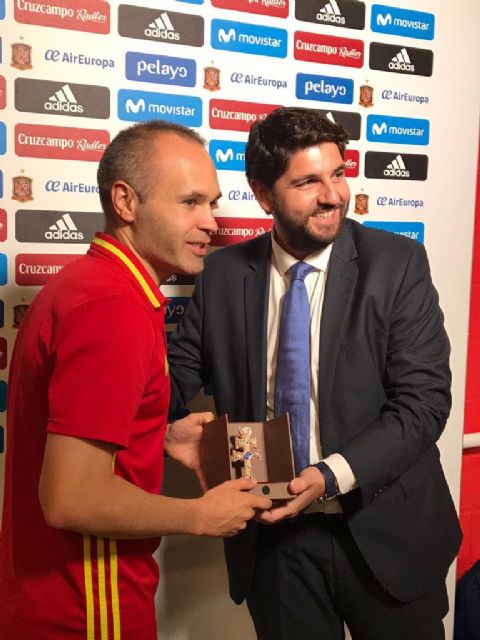 El presidente López Miras entrega al capitán de la Selección la Cruz de Caravaca - 1, Foto 1