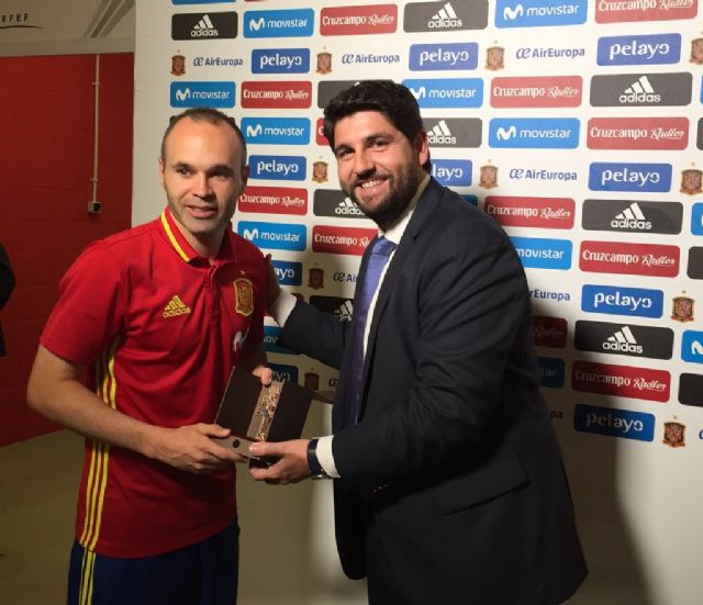 El presidente López Miras entrega al capitán de la Selección la Cruz de Caravaca - 2, Foto 2