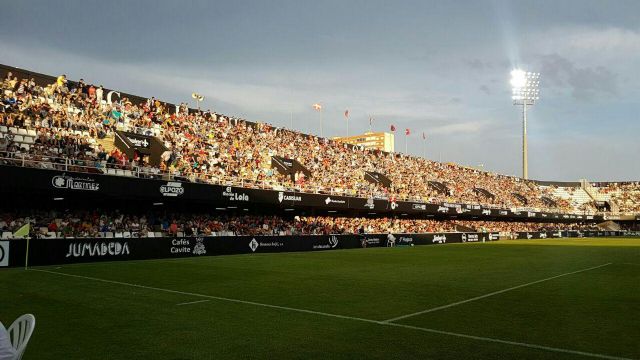 Deportes instalara el sabado una pantalla gigante en el cesped del Cartagonova para ver el partido del Cartagena - 1, Foto 1