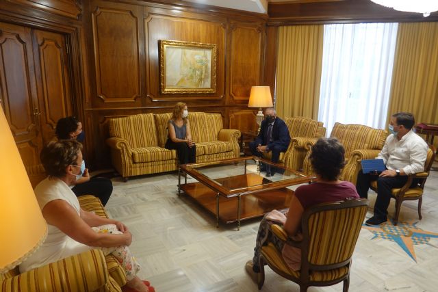 Representantes de la Plataforma de Profesionales de Atención Temprana le trasladan sus reivindicaciones al presidente de la Asamblea Regional - 1, Foto 1