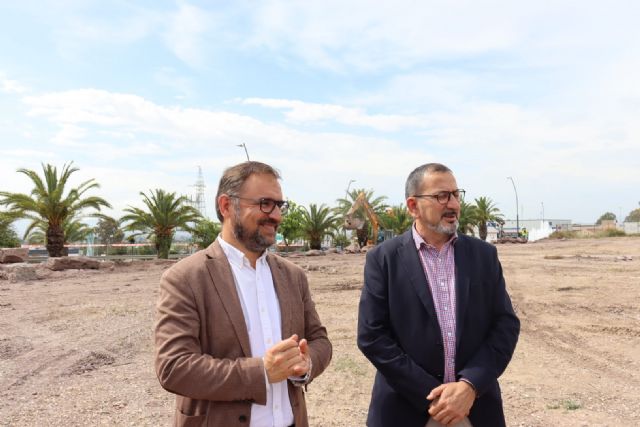 El alcalde en funciones visita las obras de urbanización de los terrenos de la antigua subestación eléctrica de La Viña donde se construirá, entre otros, un nuevo hipermercado - 1, Foto 1