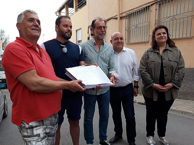 Entregan a los vecinos de Barrio Jover el proyecto del colector y la certificación de que la partida económica para acometerlo ya está preparada - 1, Foto 1