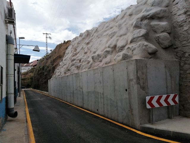 Concluyen los trabajos de asfaltado y construcción de muro de contención en las áreas empresariales de Molina de Segura por los daños ocasionados por la DANA - 1, Foto 1