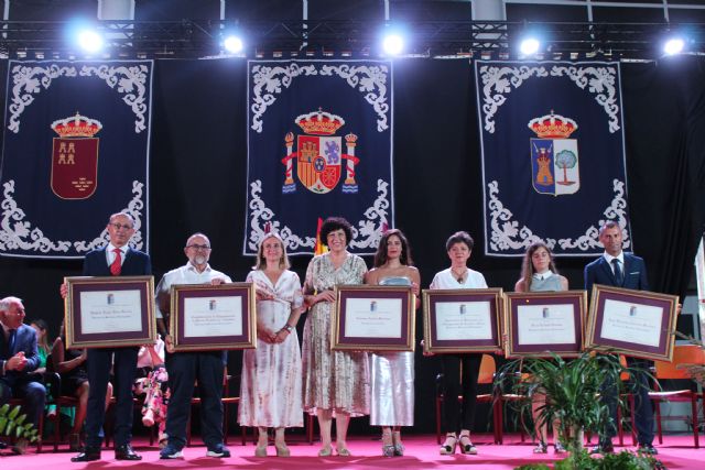 Puerto Lumbreras conmemoró el 65 aniversario con motivo de su Independencia con un acto en el que reconoció a personalidades y entidades empresariales y sociales del municipio - 3, Foto 3